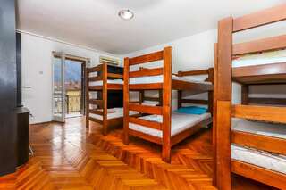 Хостелы Hostel Amigo Котор Кровать в общем 6-местном номере для мужчин и женщин-8