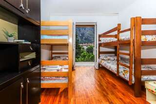 Хостелы Hostel Amigo Котор Кровать в общем 4-местном номере для мужчин и женщин-9